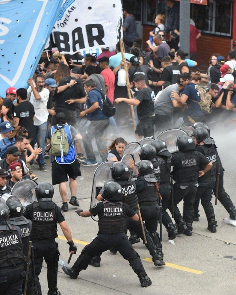 La policía de CABA reprimió manifestantes en el límite con Provincia
