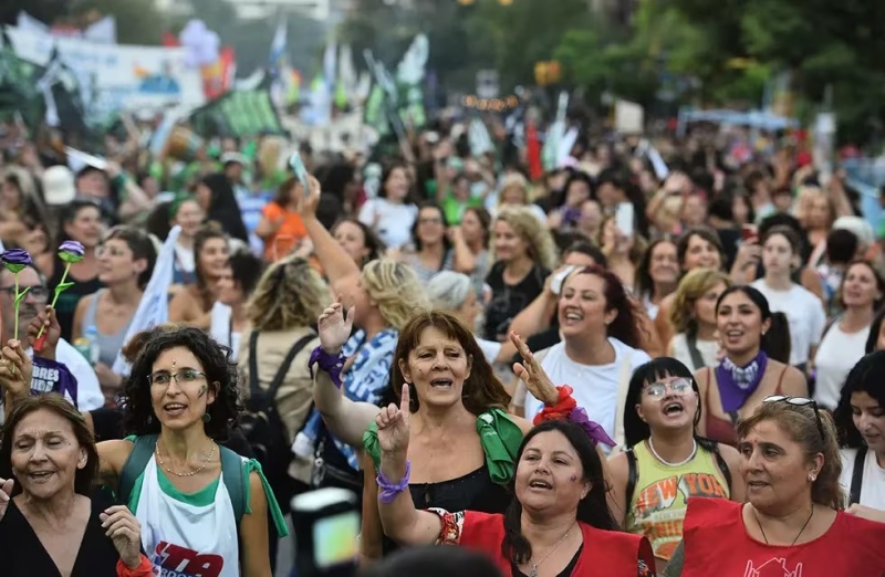 8M en Argentina: Comenzó la primer movilización feminista de la era Milei